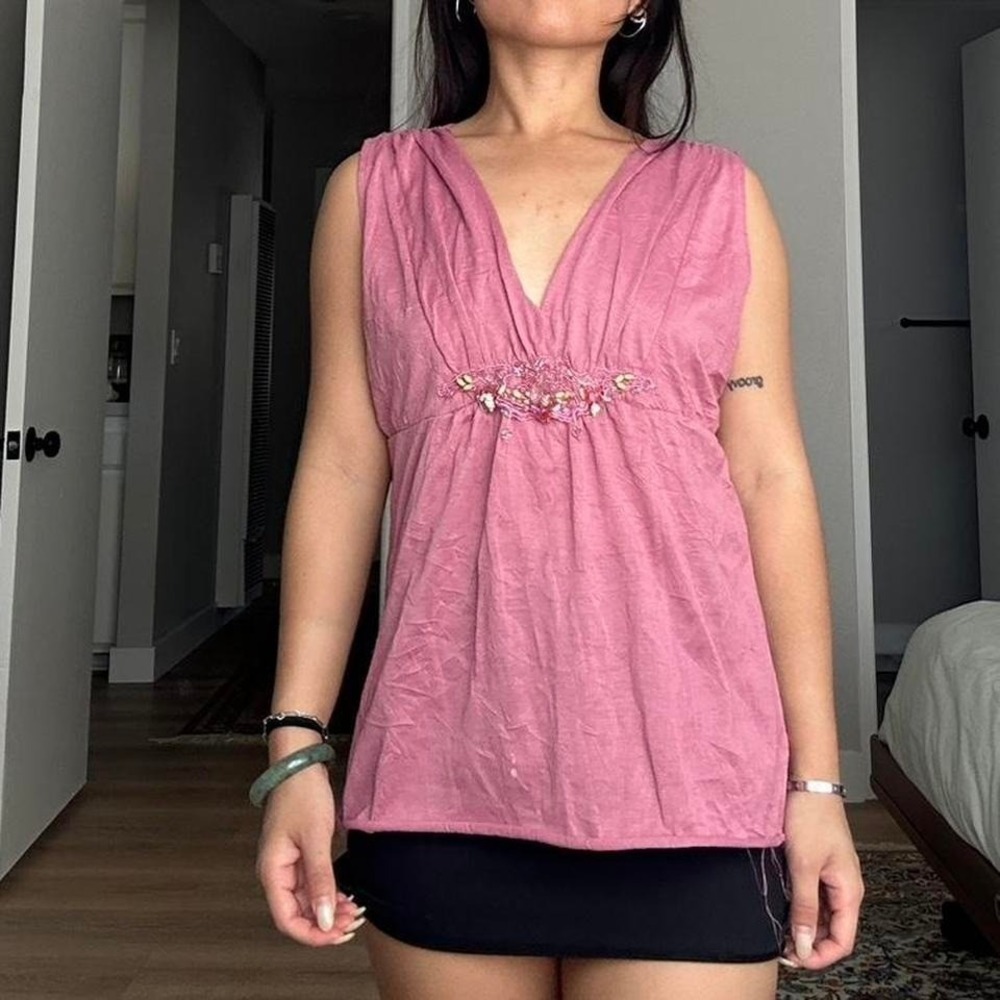 Pink babydoll top with beaded details and a flowy fit. Size: L